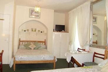 پانسیون St Martins Guest House