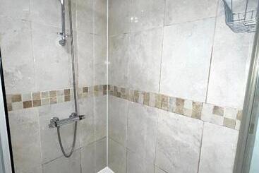 تختخواب و صبحانه Melin Tregib
