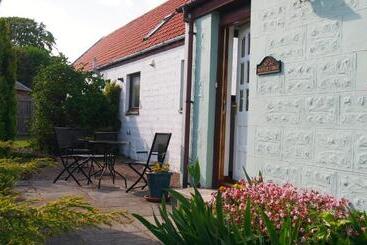 تختخواب و صبحانه Pantile Lodge