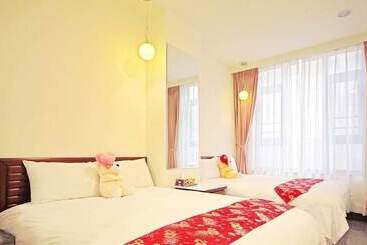 تختخواب و صبحانه Sun Moon Lake Crown Yu