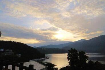 تختخواب و صبحانه Sun Moon Lake Crown Yu