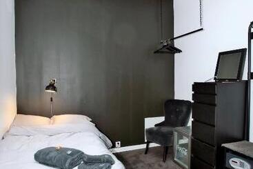 هتل Eight Rooms