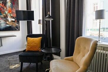 هتل Eight Rooms