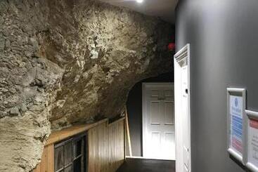 هتل The Grotto