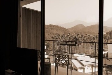 تختخواب و صبحانه One House