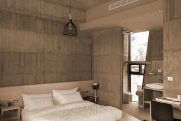 تختخواب و صبحانه One House