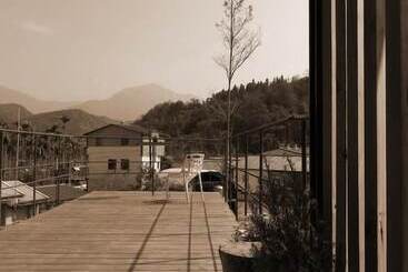 تختخواب و صبحانه One House