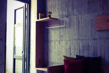 تختخواب و صبحانه One House