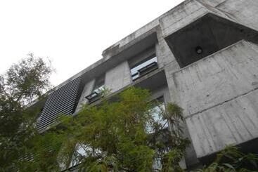 تختخواب و صبحانه One House
