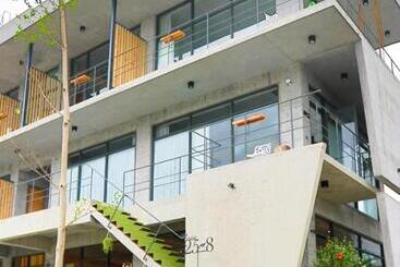 تختخواب و صبحانه One House