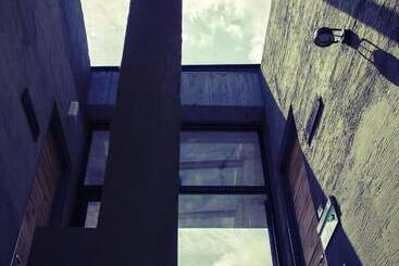 تختخواب و صبحانه One House