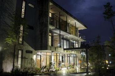 تختخواب و صبحانه One House
