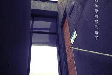 تختخواب و صبحانه One House