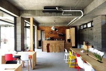 تختخواب و صبحانه One House