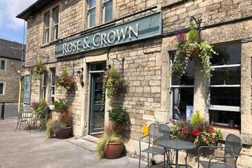 مسافرخانه Rose And Crown Bath