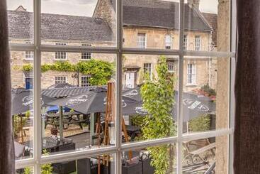 مسافرخانه Rose And Crown Bath