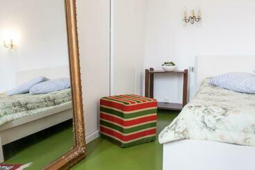 پانسیون 46fm : Montauban Guest House