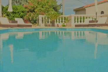 Villa La Terre Des Lauriers B&b