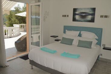 Villa La Terre Des Lauriers B&b