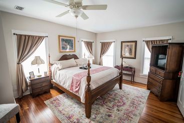 تختخواب و صبحانه Live Oaks Inn