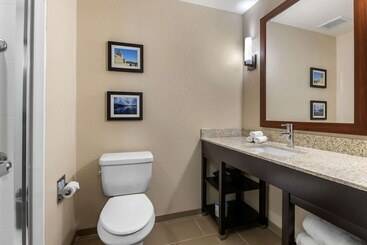 هتل Comfort Inn & Suites Cedar Rapids Cid Eastern Iowa Airport