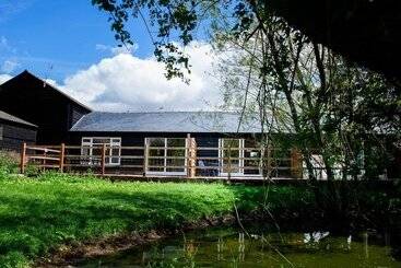 تختخواب و صبحانه Baileys Farm