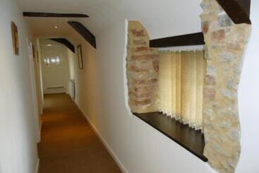 تختخواب و صبحانه Quiet Woman House