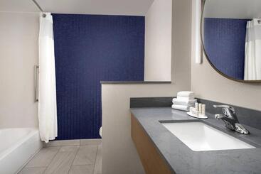 هتل Fairfield Inn & Suites By Marriott New Orleans Metairie