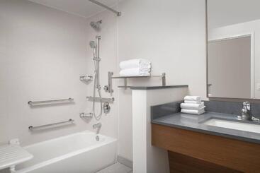 هتل Fairfield Inn & Suites By Marriott New Orleans Metairie