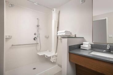 هتل Fairfield Inn & Suites By Marriott New Orleans Metairie