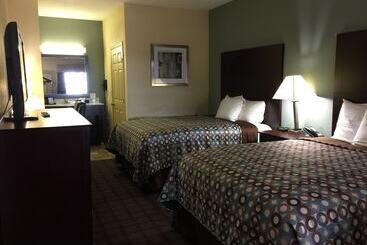 מוטל Pearsall Inn And Suites