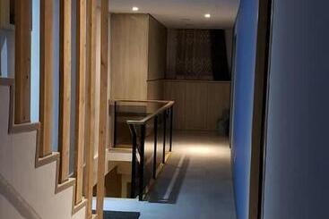 تختخواب و صبحانه Chingya House