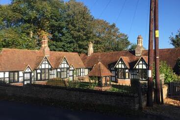 تختخواب و صبحانه The New Forest Inn
