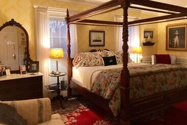 Captain David Kelley House Bed & Breakfast