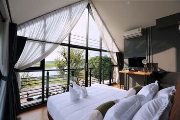 هتل Canvas Family Home