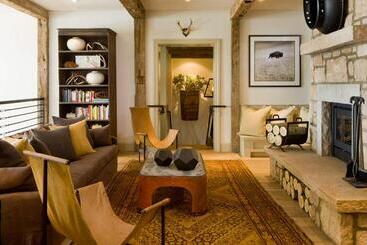 هتل Eleven Scarp Ridge Lodge