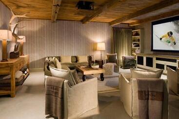 هتل Eleven Scarp Ridge Lodge
