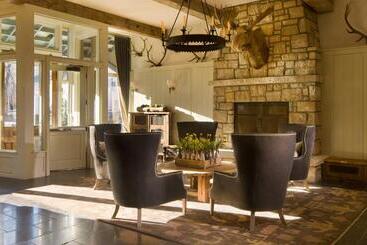 هتل Eleven Scarp Ridge Lodge