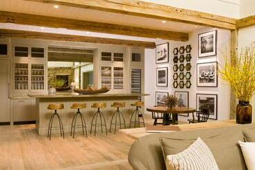 هتل Eleven Scarp Ridge Lodge
