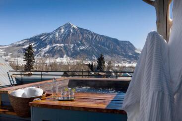 هتل Eleven Scarp Ridge Lodge