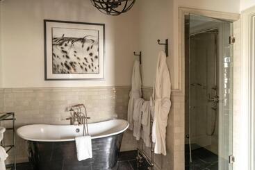 هتل Eleven Scarp Ridge Lodge