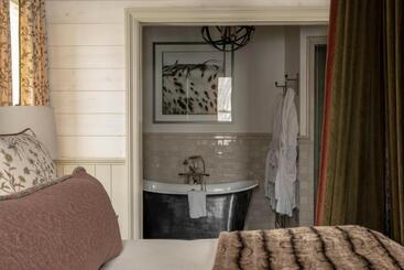 هتل Eleven Scarp Ridge Lodge