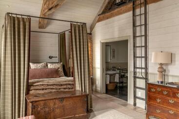 هتل Eleven Scarp Ridge Lodge