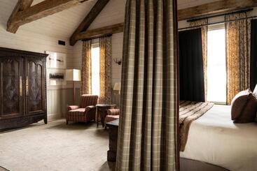 هتل Eleven Scarp Ridge Lodge