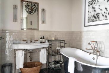 هتل Eleven Scarp Ridge Lodge