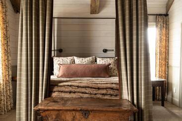 هتل Eleven Scarp Ridge Lodge