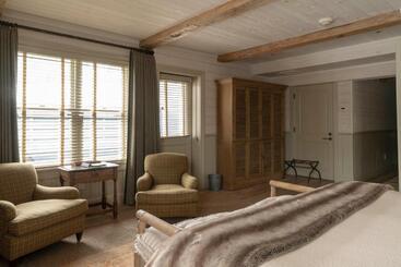 هتل Eleven Scarp Ridge Lodge