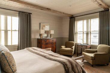 هتل Eleven Scarp Ridge Lodge