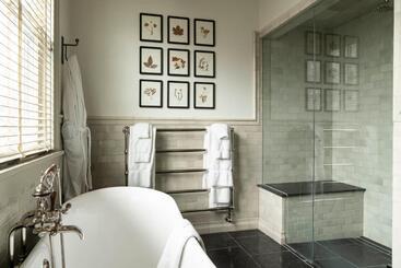 هتل Eleven Scarp Ridge Lodge