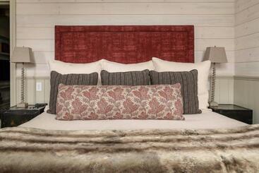 هتل Eleven Scarp Ridge Lodge